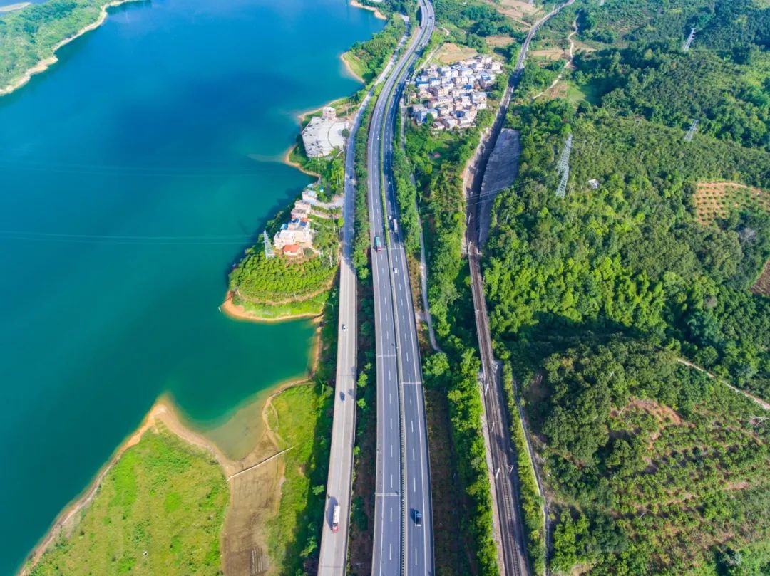 百色至隆林高速公路-澄碧湖段.jpg