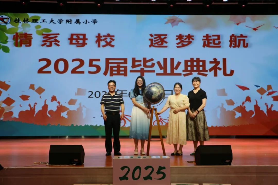 图片10，赠送母校礼物.jpg