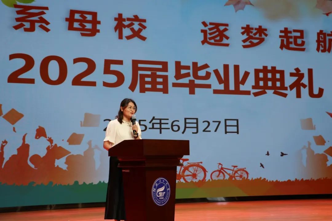 图片4，家长代表讲话.jpg