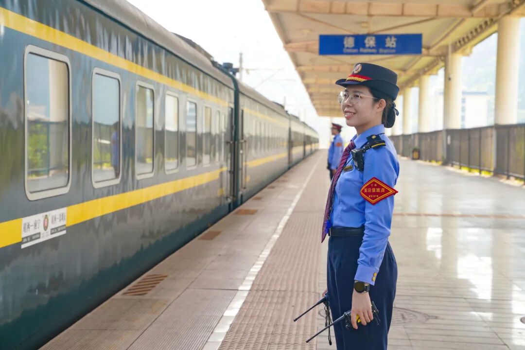 德保站工作人员正在立岗接车。秦塬棋 摄.jpg