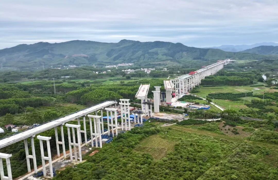 9月1日，桂林外环高速洛清江特大桥完成超高难度转体，据了解，洛清江特大桥坐落于永福县洛清江沿岸，主桥上跨湘桂铁路干线，桥梁总长130米，单幅桥面宽16米，总高度达39.5米，刘庆军摄（4）.jpg